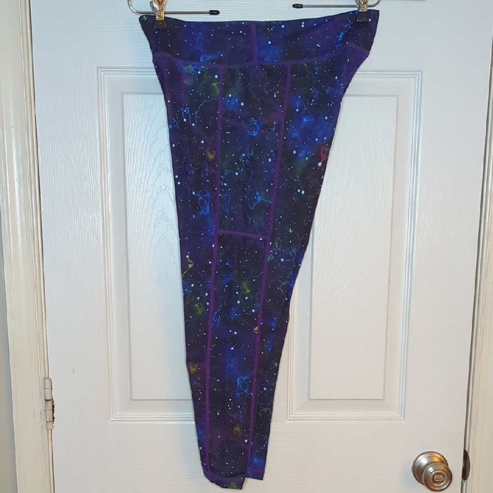 Constantly Varied Gear Women's Galaxy Print Capri Leggings - Picture 10 of 12